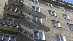 Obyvatelia paneláku sú zúfalí. Anna kade chodí, tade kadí