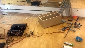 Policajtov privolali k vlámaniu do posilňovne. Páchateľ spal na mieste činu