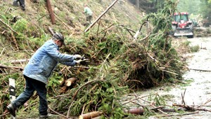 Milan (63) neprežil pád stromu. Záchranu skomplikoval zlý terén