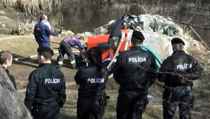 Policajti hľadajú dôkazy na dne jazera