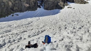 Otca s desaťročným synom strhla v Tatrách LAVÍNA