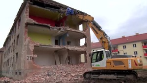 Vďaka zásade trikrát a dosť vysťahovali 200 rodín a začali s búraním ďalšej bytovky