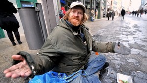 Prezieravý bezdomovec! Kradol, aby sa v base najedol