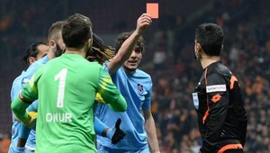 Kartové peklo v Istanbule. Červenú videl aj rozhodca!