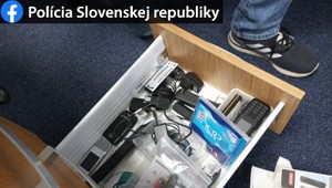 Podľa informácií TV JOJ trojicu ex-SISkárov zadržali v priebehu akcie dvakrát. Z taktických dôvodov ich najprv prepustili