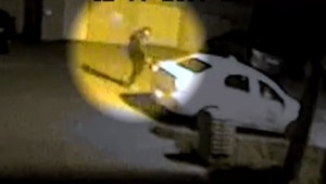 Najprv bol milý, aj vopred zaplatil. Potom taxikárovi priložil k hlave zbraň