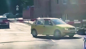 Vodič sa zasekol na priecestí. Unikol prichádzajúcemu vlaku o sekundy