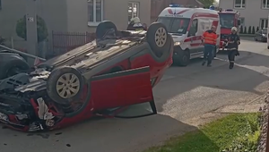 Kuriózna nehoda: Auto skončilo na streche po náraze do stĺpa