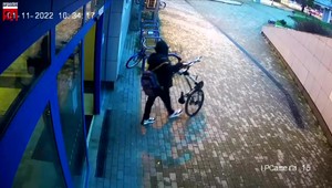 Zlodej sa s ukradnutým bicyklom bez kolesa premával po meste, na miesto činu sa s ním vrátil