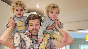 Otca rozkošných dvojičiek si zamiloval celý svet: Ich vtipné FOTO dostane aj vás