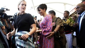 Ľudia na Fidži šalejú, tehotnú Meghan musela eskortovať ochranka