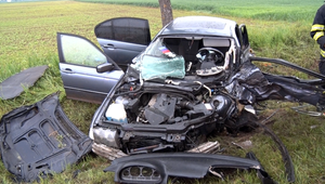 Čelná zrážka dvoch áut. Alkohol znova úradoval a výsledkom sú traja zranení