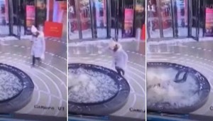 VIDEO: Žena sa hrala s mobilom, skončila vo fontáne