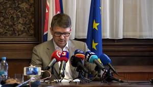 Jedinou istou zmenou vo vedení Smeru je pred snemom odstúpenie Maďariča