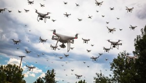 Vďaka novej technológii dokáže človek ovládať až 130 dronov naraz