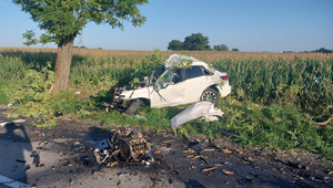 Náraz do stromu neprežil mladý vodič. Po silnej zrážke skončil motor mimo auta