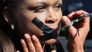 Cenzúra blokuje prácu žurnalistov. Svoje články pašujú do zahraničia cez hudbu