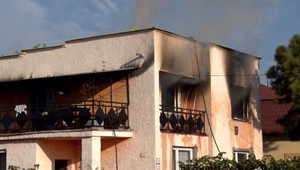 V horiacej izbe spali štyri deti. Z plameňov ich zachránila 13-ročná sestra