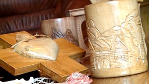 Jednoruký umelec, rezbár Jozef prestavuje svoje diela