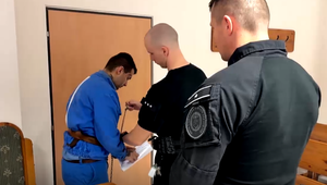 Najmladší doživotne odsúdený vrah sa opäť postavil pred súd. Zabitím sa mal vyhrážať mužovi, ktorý ho chcel udať na polícii