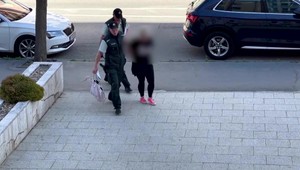 Učiteľku priviedli na súd v putách: Trest ju pripraví o doterajšie zamestnanie