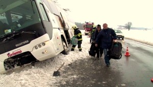 Autobus skončil v priekope, cestujúci nemohli vystúpiť!