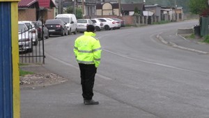 Mladík položil pred domami plynovú fľašu a snažil sa ju zapáliť