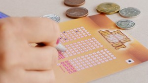 Muž stavil 12 dolárov a vyhral rekordný jackpot. Následne podal v práci výpoveď