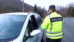 Aký otec, taký syn. V policajnej cele triezveli spoločne