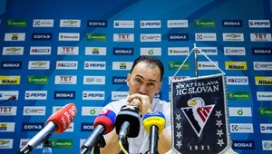 Šatan prelomil komunikačnú bariéru. S Chárom skočia na kávu