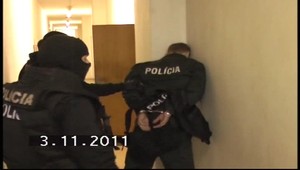AUTENTICKÉ ZÁBERY: Takto zatýkali policajti policajta