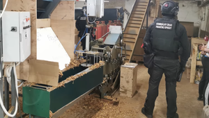 Nedávno odhalená najväčšia nelegálna výrobňa cigariet fungovala v hale prenajatej na humanitárne účely