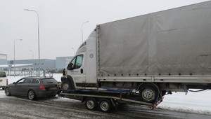 Vodič roka: Na vlečku si naložil dodávku. Keď si policajti vypýtali vodičák, ukázal im fotku