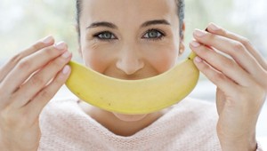 Banán namiesto botoxu? Mnohé ženy nedajú na tento trend dopustiť