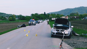 Vodič auta nedal prednosť motorkárovi. Nehoda skončila zranením