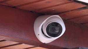 Do školy v Senci sa len tak hocikto nedostane. Okrem kamier žiakov kontrolujú aj turnikety s čipmi