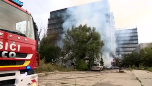 VIDEO: Kým hasiči bojovali s veľkým požiarom pri administratívnej budove, niekto podpálil ďalší objekt