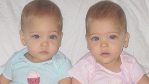 Z týchto detí vyrástli najkrajšie dvojičky na svete: Pozrite sa, ako vyzerajú teraz!