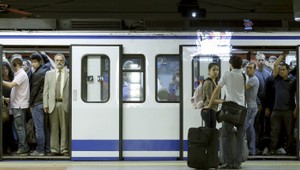 Útoky ľudí na ľudí. Dôchodca (67) dohrýzol muža (28) v metre