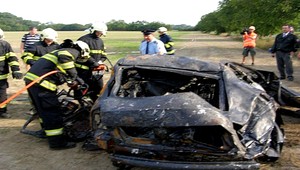 AUTENTICKÉ ZÁBERY. Pri hrozivej nehode zhorelo auto aj kamión