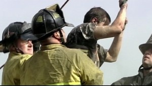 Chcel prísť nenápadne domov. Zasekol sa v komíne