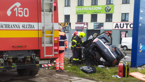 Tragédia na Štedrý deň: Vodič v Prievidzi narazil do betónovej rúry, zomrel na mieste