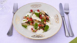 Májový šalát s droždovo-orieškovým krekerom a špargľovou penou