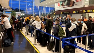 Stovky cestujúcich uviazli na letisku v Bratislave. Za odletom do Írska stál problém leteckej spoločnosti