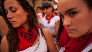 Prsia nie sú zbraň, odkazujú súdu protestujúci v podprsenkách