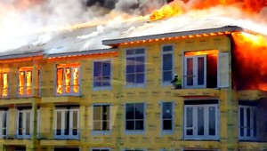 VIDEO. Budovu zachvátil požiar, muž sa ocitol v pasci!