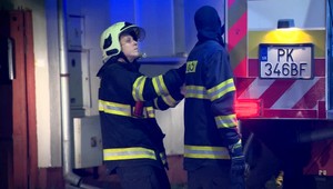 Hasiči zasahovali pri požiari domu v Senci. Vnútri v tom čase bola matka so synom