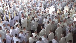 Kňazi zakázali svetovo známu pesničku. Snúbenci sa sťažujú