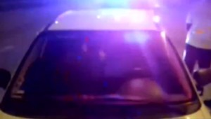 Vodič s falošnými majákmi obiehal autá. Naháňačka s policajtmi skončila nehodou