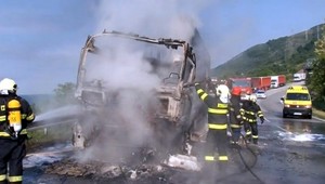 Na Soroške zhorel kamión, tvorili sa kilometrové kolóny